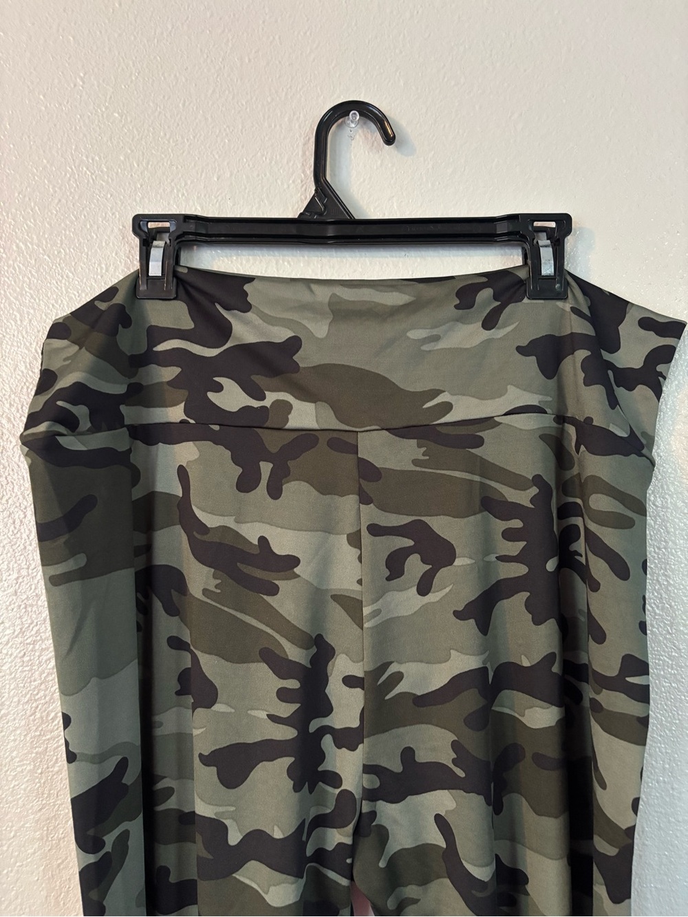 LIVD Green Camouflage High-Waisted Stretch Leggings Size 3X